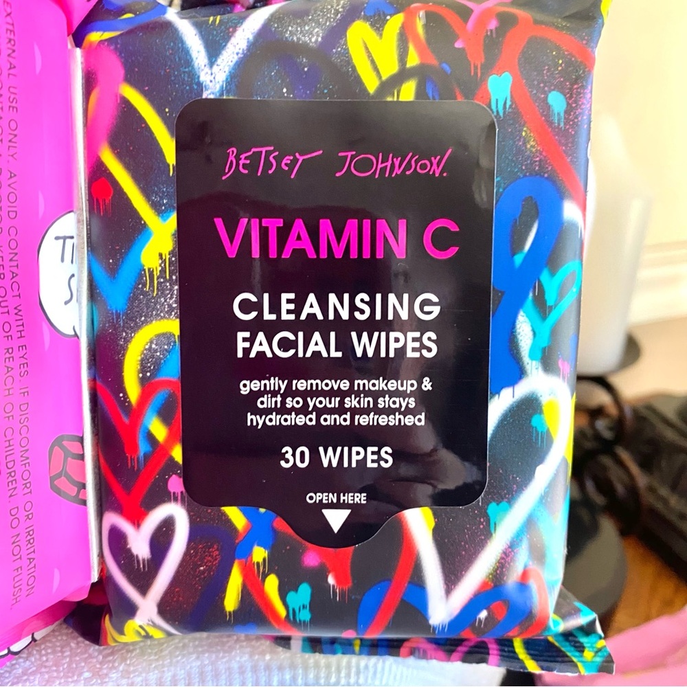 🎅🏻 SALE Betsey Johnson Vitamin C infused Makeup Remover Wipes Hot Pink 30ct NEW